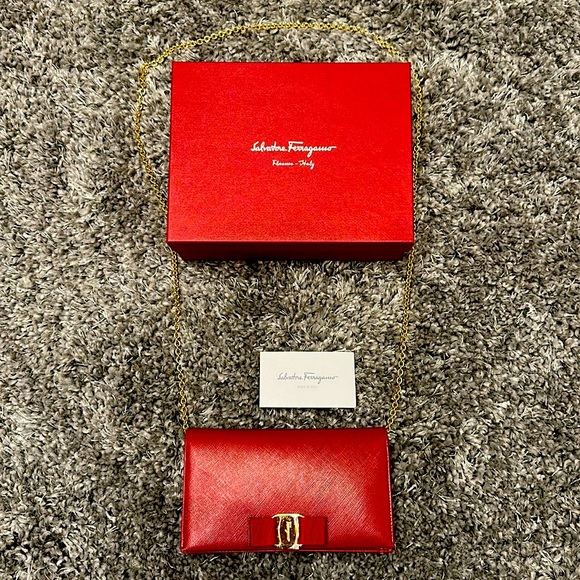 Salvatore Ferragamo Vera Bow crossbody/clutch w/detachable long gold chain - Picture 2 of 12